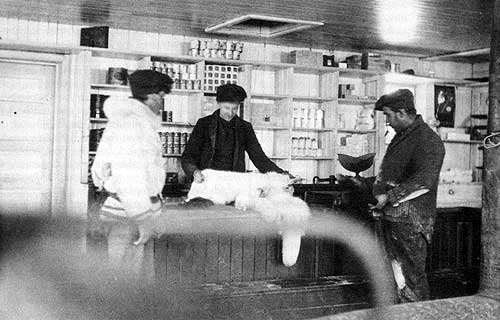 Buying furs at York Factory, 1923
